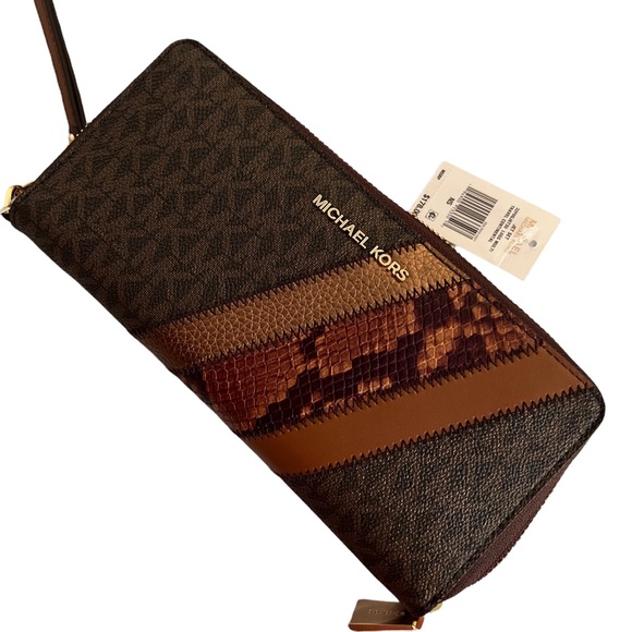 Michael Kors Handbags - NWT Michael Kors- Jet set- Travel-Continental Wristlet